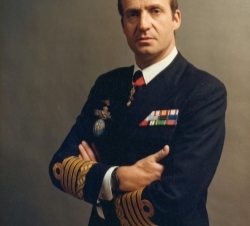Fotografía Oficial de Su Majestad el Rey con uniforme de la Armada